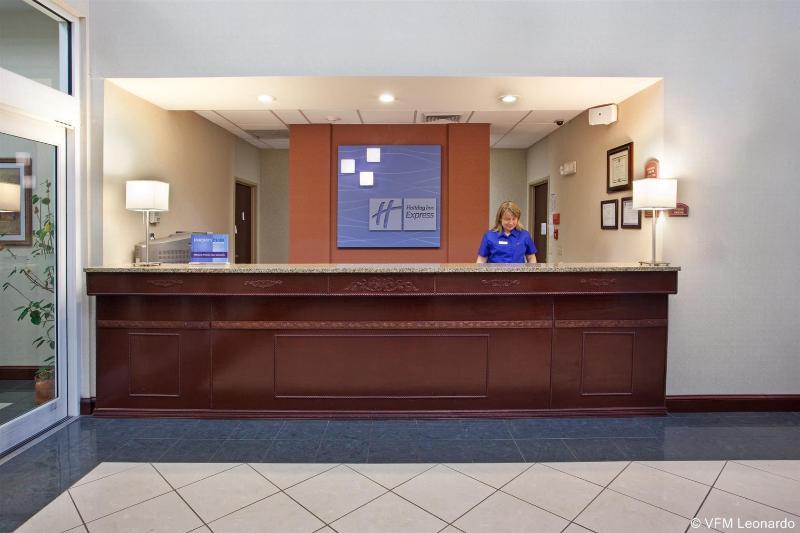 Holiday Inn Express & Suites - Commerce By Ihg Екстериор снимка